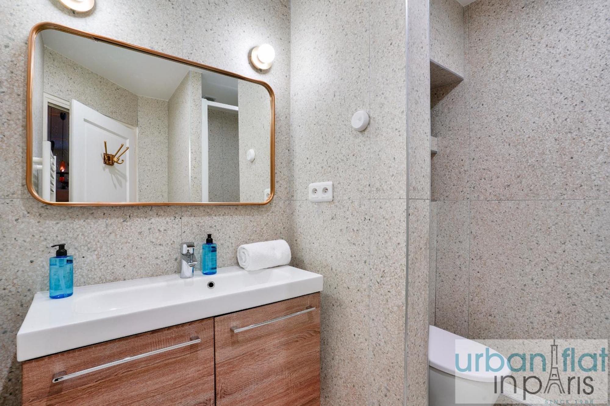 33 - Flat Av Des Champs-Elysees Париж Екстериор снимка