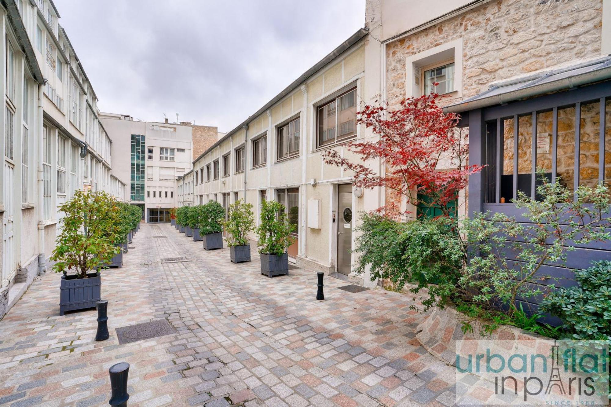 33 - Flat Av Des Champs-Elysees Париж Екстериор снимка