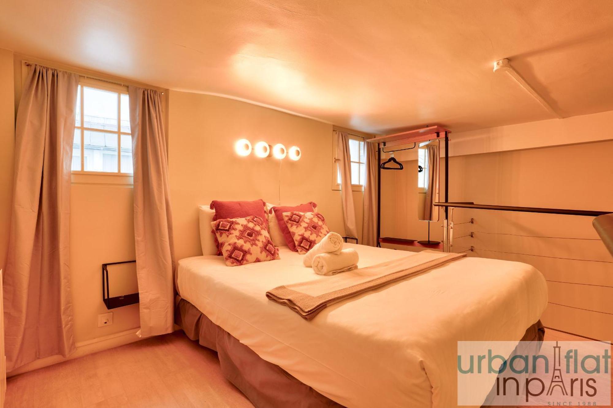 33 - Flat Av Des Champs-Elysees Париж Екстериор снимка