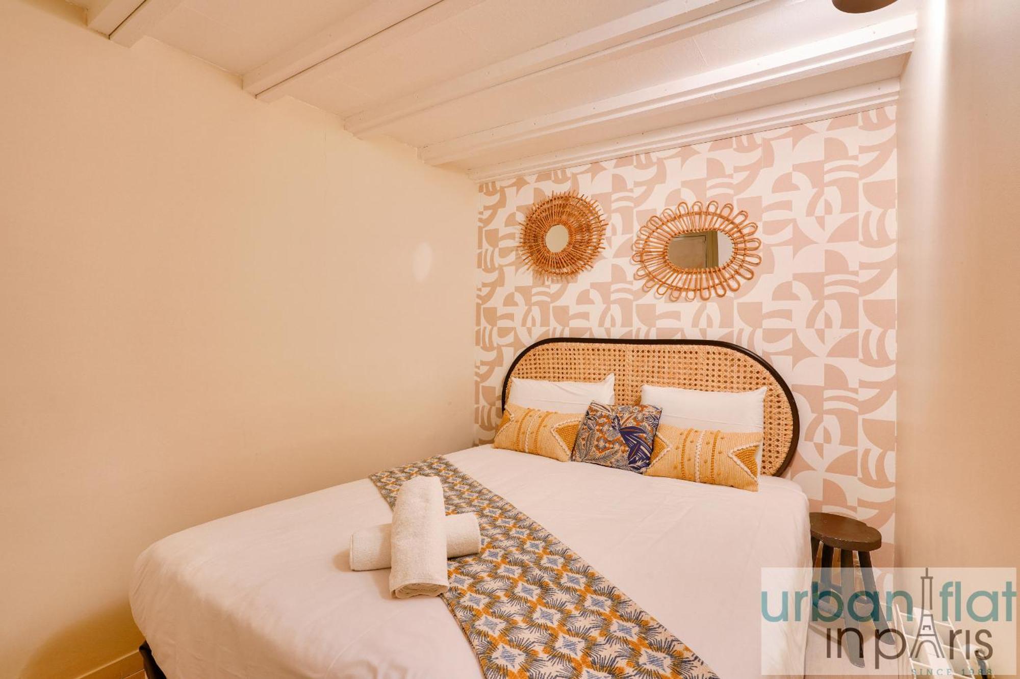 33 - Flat Av Des Champs-Elysees Париж Екстериор снимка
